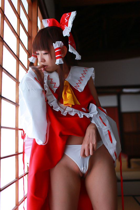 [Cosplay] Reimu Hakurei with dildo and toys - Touhou Project Cosplay